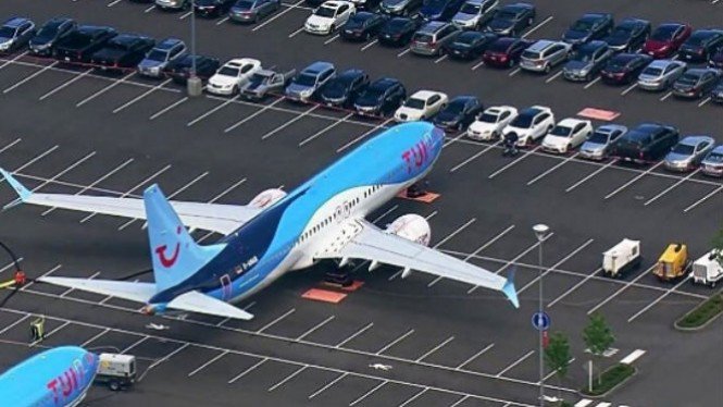 Foto Pesawat di Parkiran Mobil yang Bikin Warganet Melongo