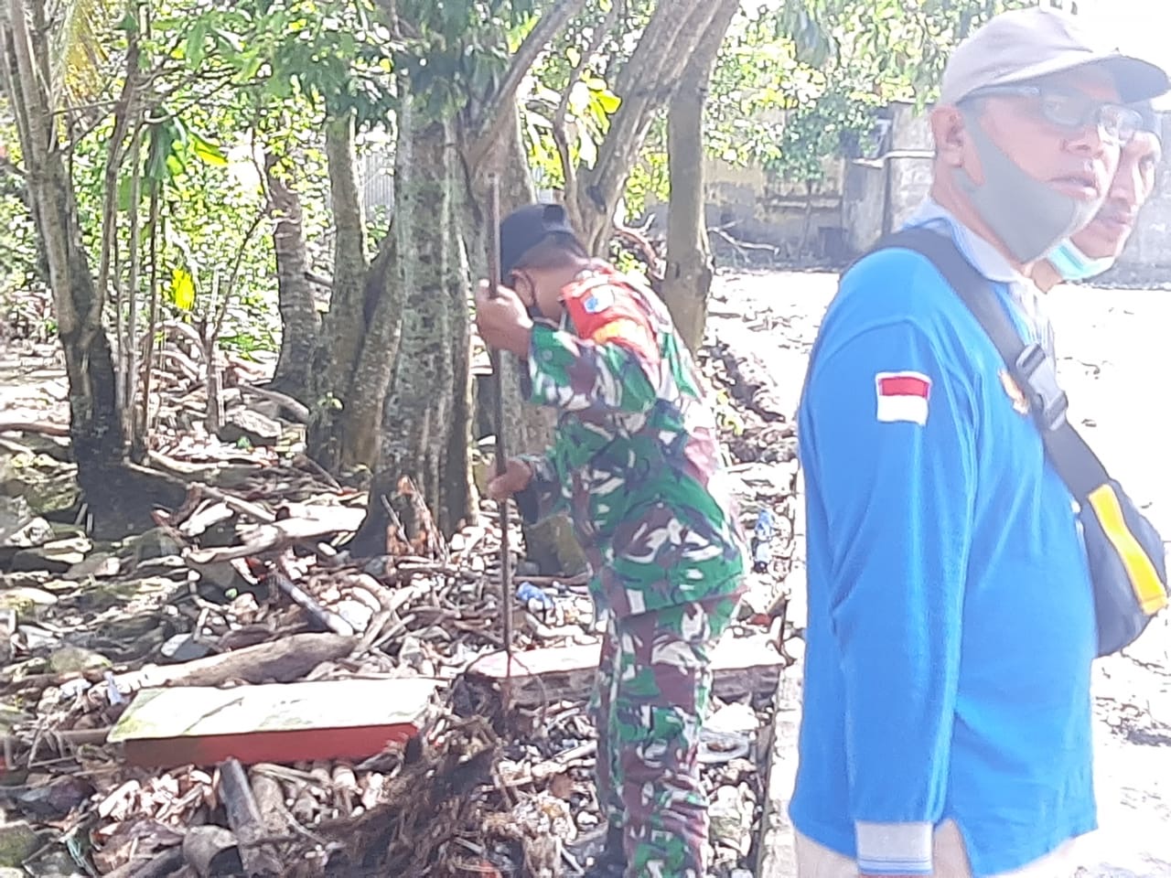 Dukung Potensi Wisata, Koramil Pemangkat Karya Bakti Di Pesisir Pantai