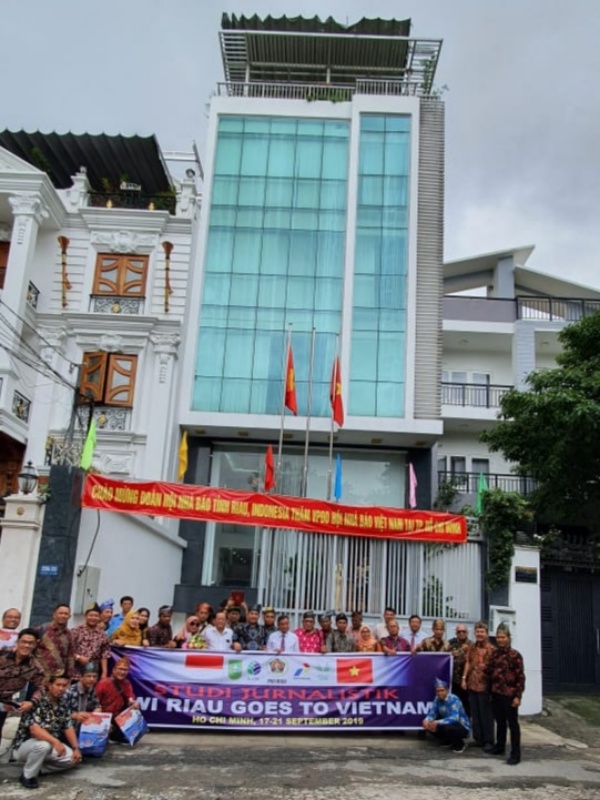Ketua PWI Bawa Peserta Studi Jurnalistik Silaturahmi ke Kantor VJA di Ho Chi Minh City