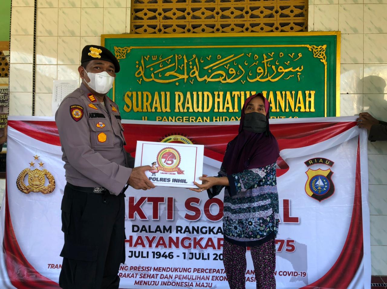 Polres Inhil Bagikan 300 Paket Sembako dan Masker