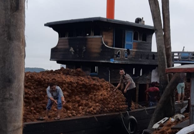 KM Bermuatan Kelapa Terbakar di Inhil, Satu ABK Meninggal