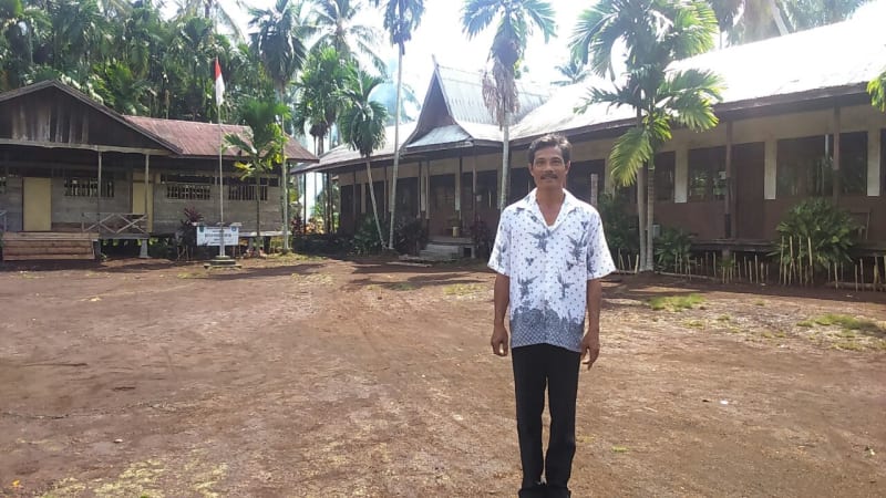 Perjuangan Bambang, Guru Tunggal yang Mengajar 6 Kelas di Inhil, Riau