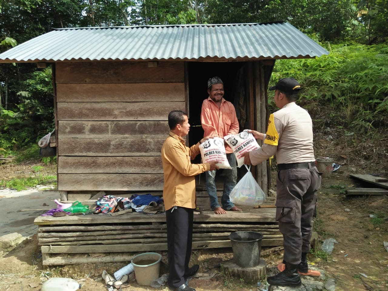 Kapolres Kampar Utus Bhabinkamtibmas Kirim Bantuan untuk Pak Udin di Desa Sei Silam
