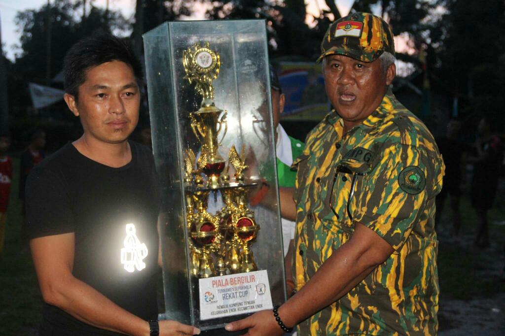 Edy Tutup Secara Resmi Turnamen Sepakbola Rekat Cup II 2017 di Enok 