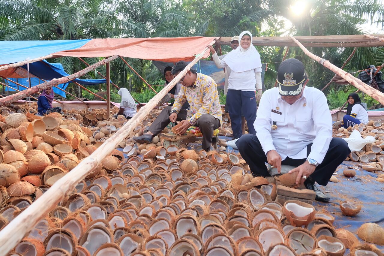 Bupati Inhil Lepas Ekspor Perdana Kopra Putih ke Bangladesh   