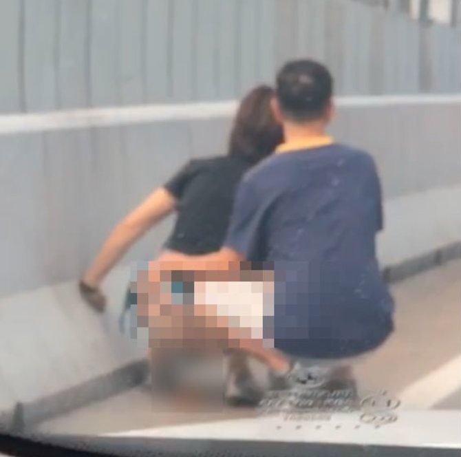 Wanita ini Nekat BAB di Pinggir Jalan Karena Terjebak Macet di Jalan Tol