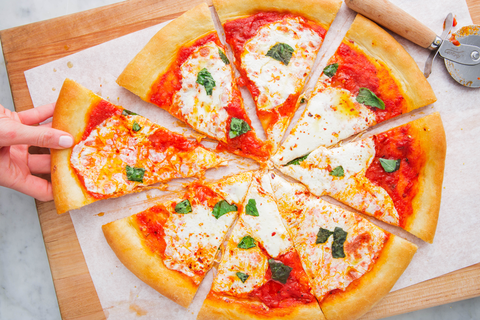 Netizen Ini Bikin Pizza Emas di Kamar