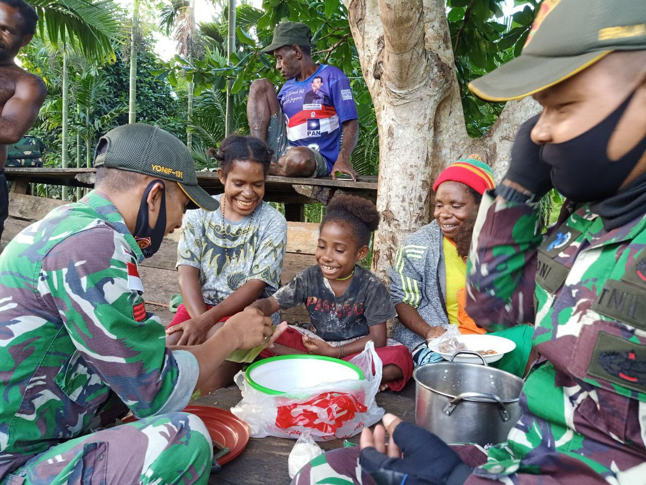 HUT Ke-41 Dekranas, Prajurit TNI Ajarkan Mama-Mama Cara Membuat Kue Tradisional di Papua