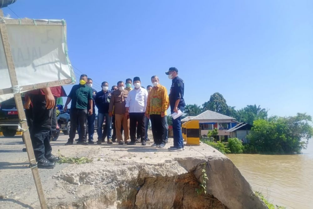 Ruas Jalan Provinsi di Inhu-Inhil Rusak, Gubri Syamsuar: Anggaran Sudah Ada, Tahun Ini Kita Perbaiki