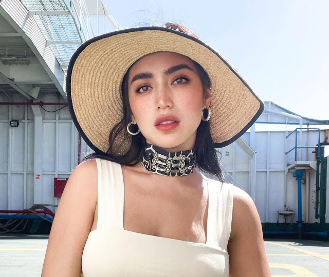 Jessica Iskandar Tampil Sensual dengan Crop Top
