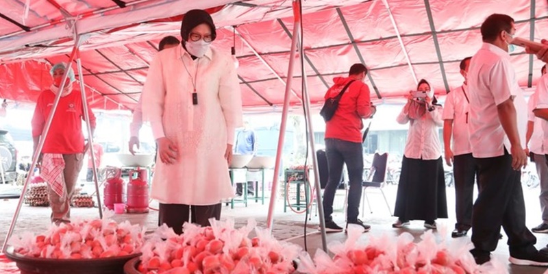 Risma Bagi-bagi Telur Rebus, Komunikolog: Kalau Pencitraan Yang Berbobot Dong