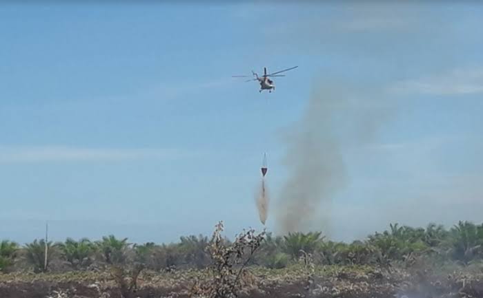Dua Unit Helikopter Water Boombing di Riau Masih Dalam Proses Perpanjangan Izin