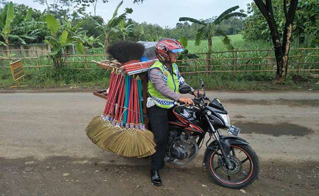 Pak Kanit Provos Sempat Dikira Patroli Sambil Jualan Sapu, Ternyata…