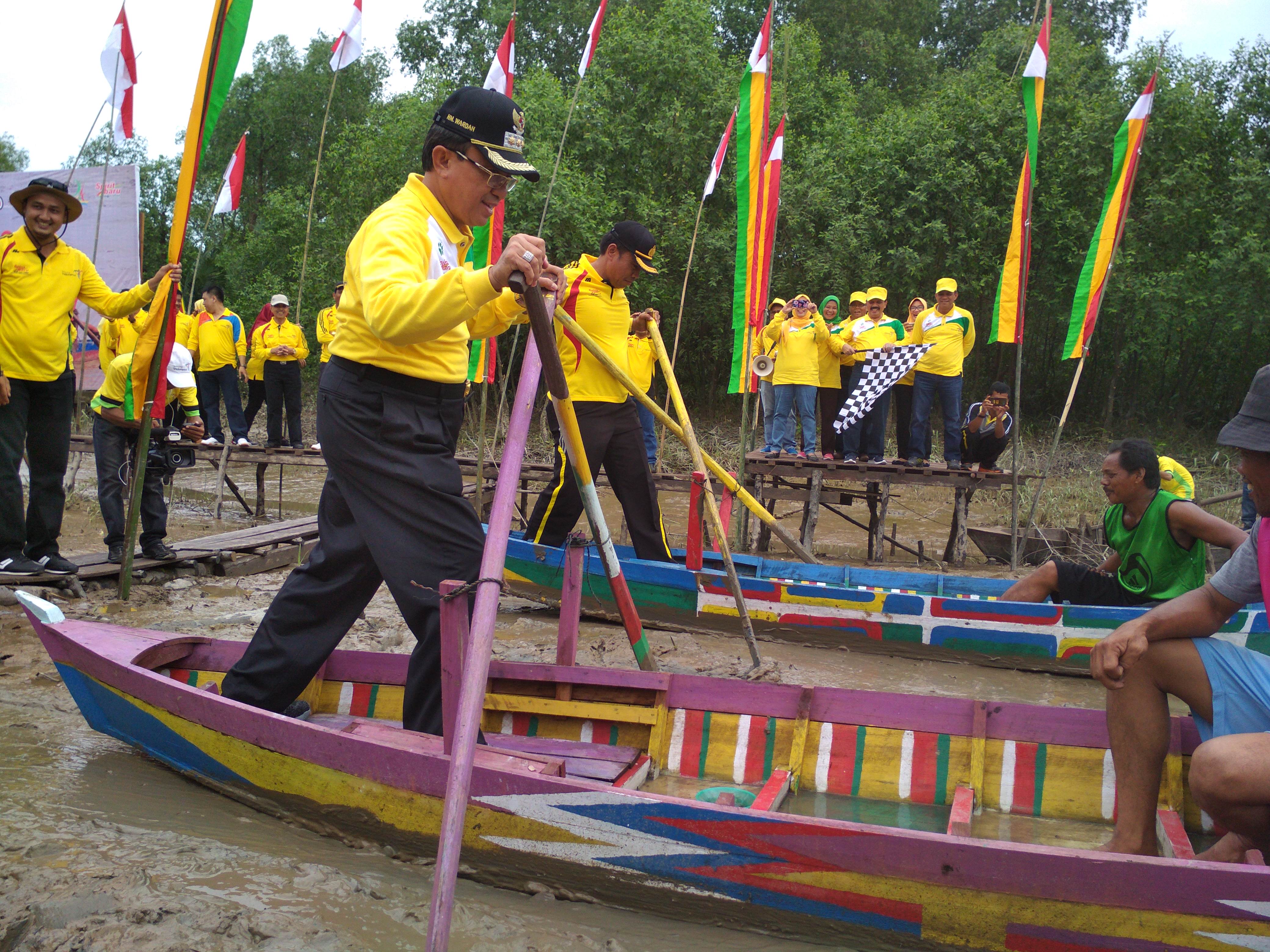 Bupati Inhil Buka Festival Sampan Leper dan Pacu Sampan Dayung Pelepah Kelapa