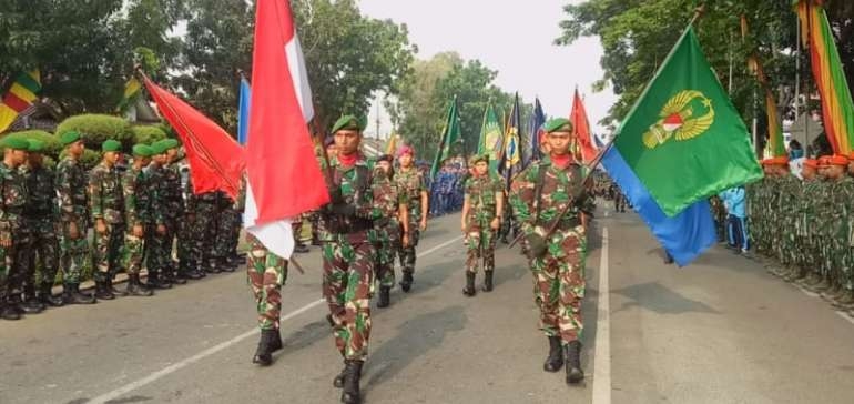 Warga Sangat Antusias Sambut Pawai Bendera HUTKe-73 TNI