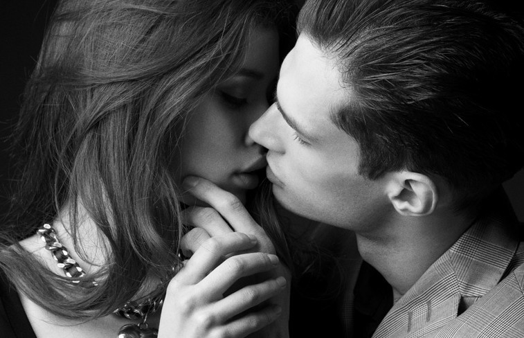 Ciuman Bibir Bisa Tingkatkan Kekebalan Tubuh & Otak Cerdas