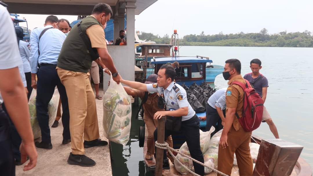 Lapas Narkotika Tanjungpinang Berbagi Dalam Peringati Hari HDKD di Pulau Kelong