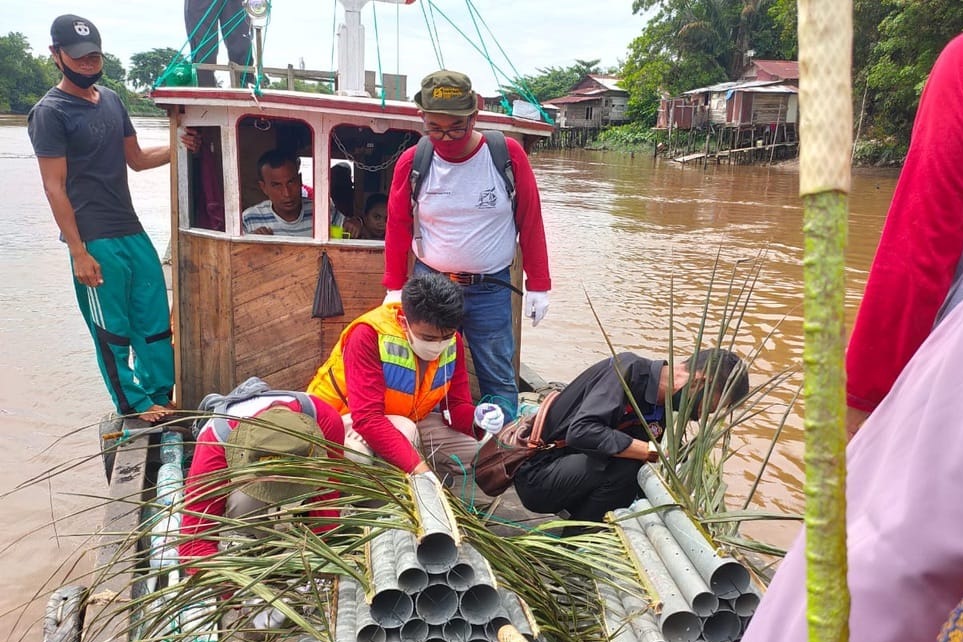 Tim LPPM Unri Pasang Apartemen Ikan Bagi Nelayan di Sungai Siak