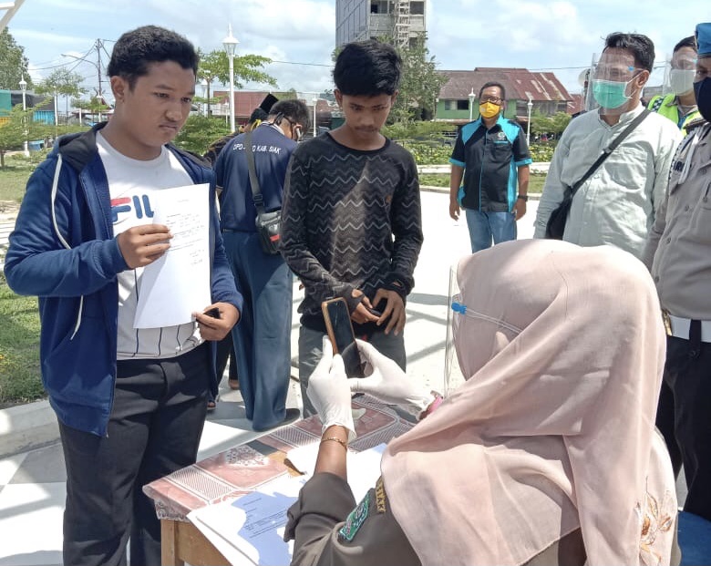 DPD IWO Siak Kembali Serahkan Masker di Sungai Apit