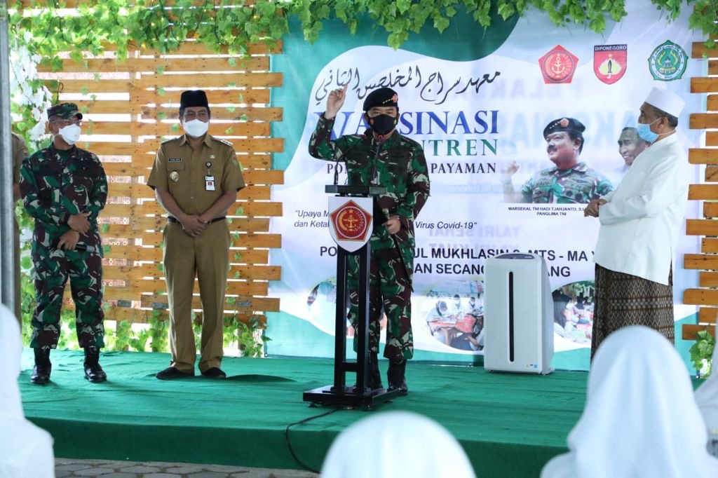 Panglima TNI Ingatkan Santri dan Masyarakat Tetap Pakai Masker serta Disiplin Prokes