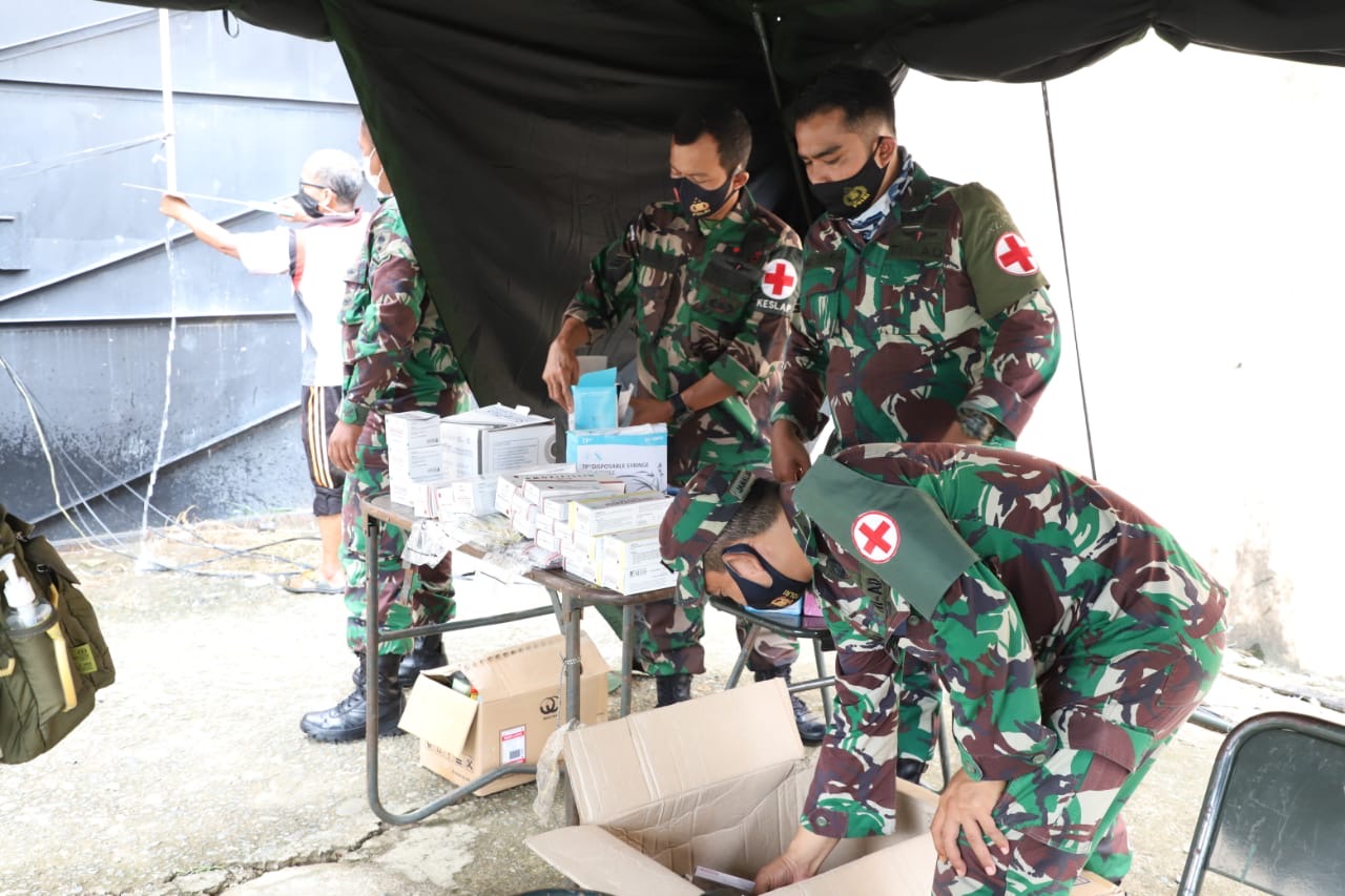 Prajurit TNI Dirikan Tenda Pengungsian dan Pelayanan Kesehatan Untuk Korban Gempa Di Mamuju