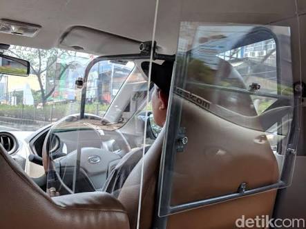 BISA DITIRU... Pengemudi Taksi Online Ini Buat Dinding Anti Begal