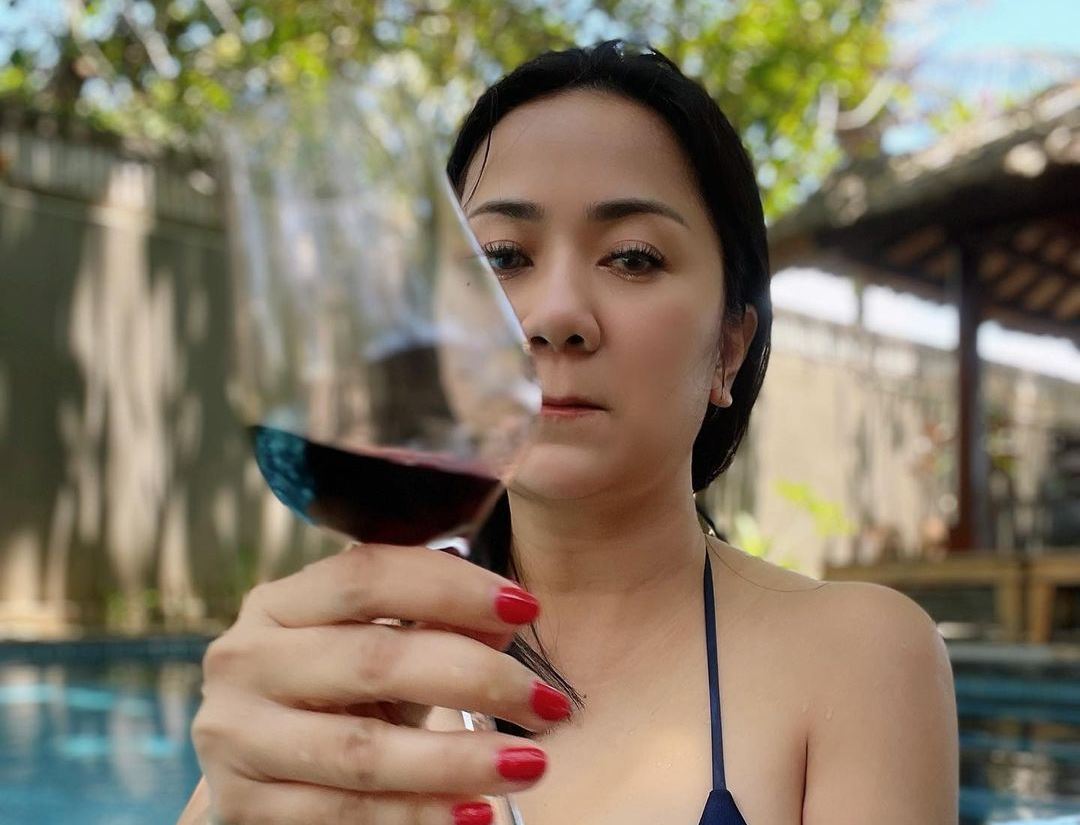 Wow! Cantiknya Tante Ernie Berbikini Hitam Minum Wine