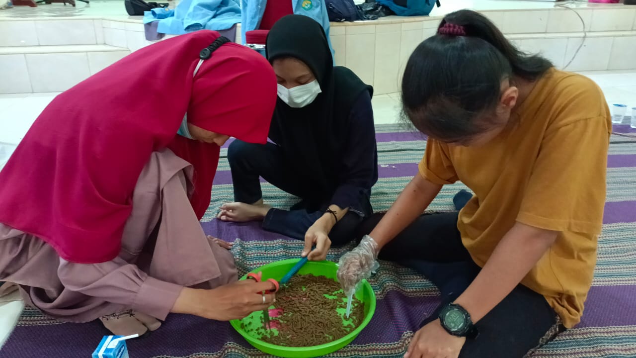 Mahasiswa UNRI Berhasil Membuat Pelet Apung dan Tenggelam dari Bahan-bahan Sederhana