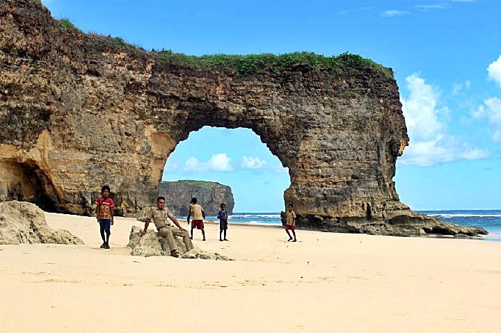 4 Pantai Berbatu Bolong di Indonesia yang Hits untuk Swafoto