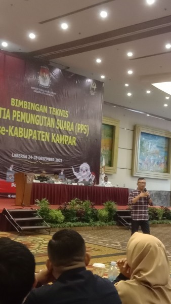 Ketua Bawaslu Kampar Jadi Pemateri Dalam Bimtek PPS KPU Kampar, Ini Kata Syawir
