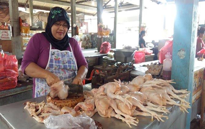 Harga di Pasar Tembilahan: Daging Ayam dan Cabai Tutun, Gula Pasir Naik