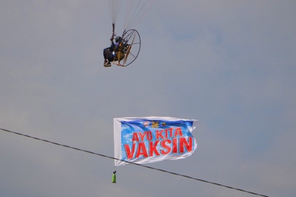 Begini Cara Paramotor Sosialisasi Vaksinasi di Udara