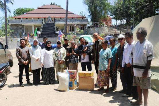 Ketua DPRD Riau Septina Primawati Serahkan Bantuan untuk Korban Gempa di Lombok