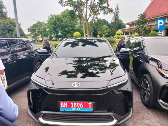 Pejabat Tinggi di Riau Terima Mobil Listrik Toyota bZ4X Senilai Rp 1,3 Miliar