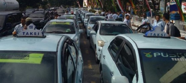 Ratusan Sopir Taksi Demo, Jalan Sudirman Pekanbaru Lumpuh