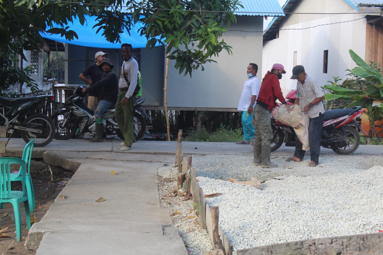 Masyarakat Desa Teluk Bunian Bergotongroyong