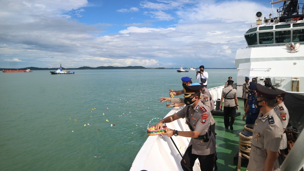 Polres Bintan Ziarahi Makam Pahlawan dan Tabur Bunga di Perairan Tanjung Uban