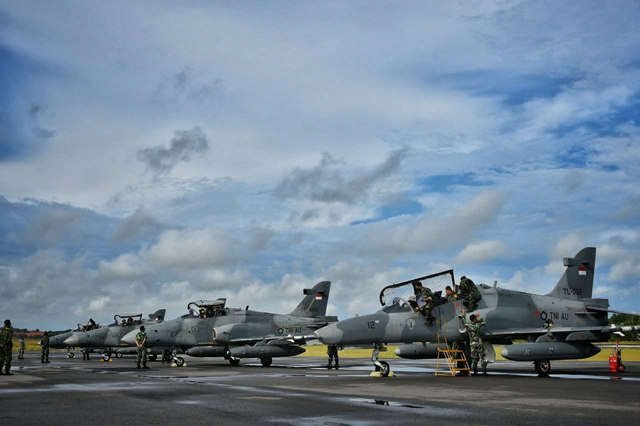Tingkatkan Kemampuan Jelajah, Empat Pesawat Tempur Hawk 100/200 TNI AU Latihan Terbang Jelajah di Langit Tanjungpinang