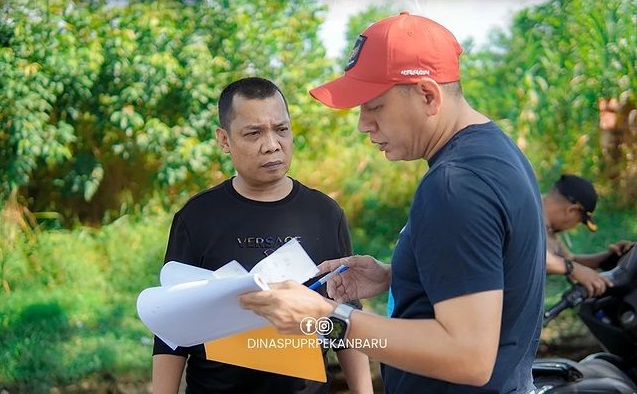 Pj Wali Kota dan Plt Kepala Dinas PUPR Pekanbaru Tinjau Proses Overlay Jalan Parit Indah