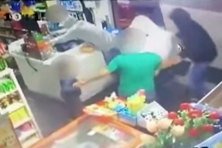 Bocah Enam Tahun Serang Perampok yang Menodong Ayahnya