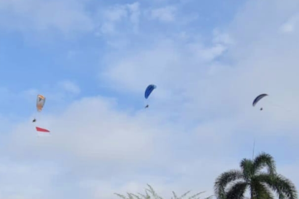 Tiga Paramotor Lanud Roesmin Nurjadin Keliling di Langit Pekanbaru Membawa Pesan HUT Ke-76 RI