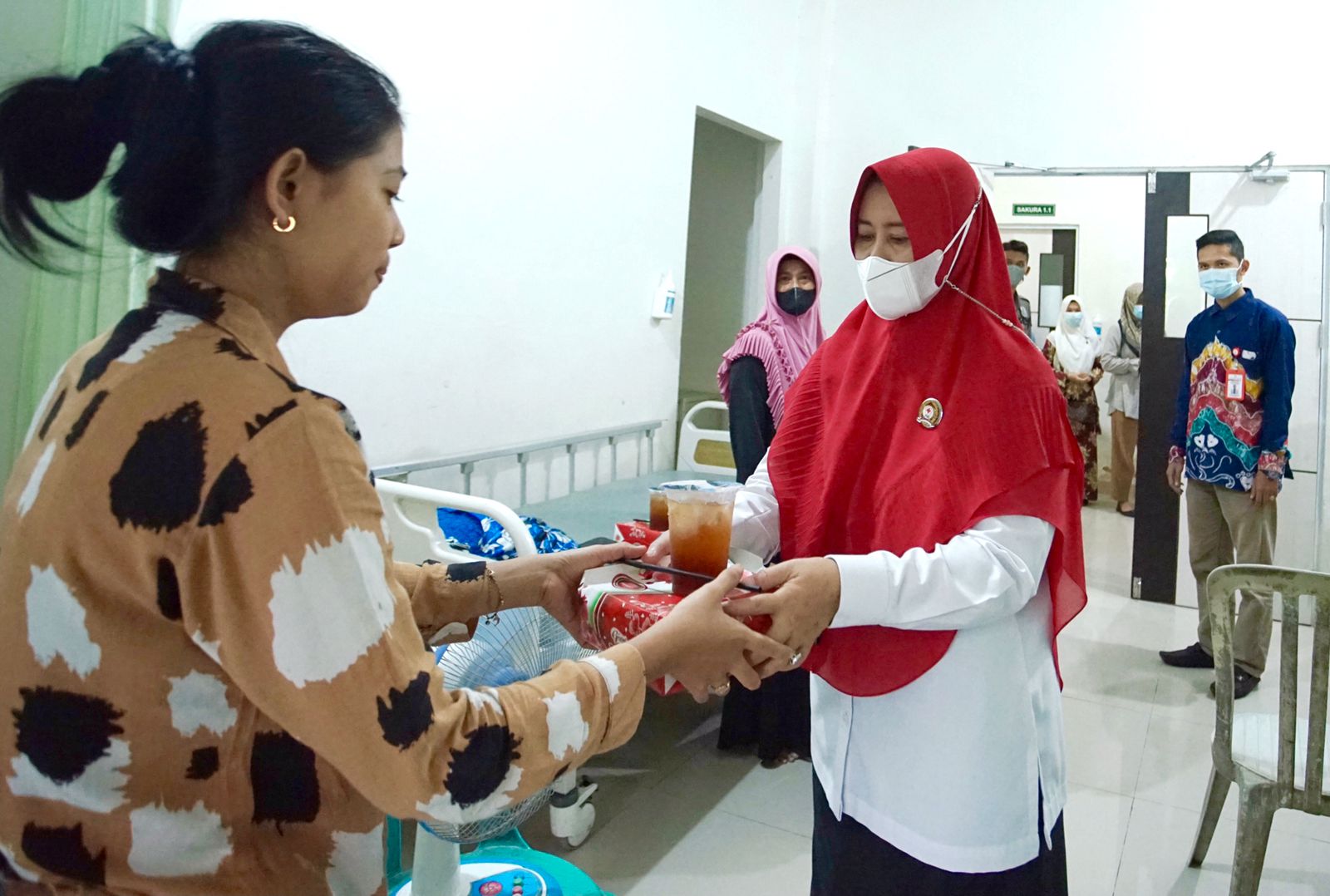 Zulaikhah Berbagi Takjil Kepada Keluarga Pasien Rawat Inap RSUD PH Tembilahan