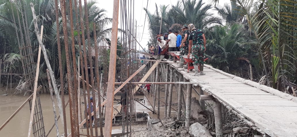 Pembangunan Jembatan Beton Desa Seberang Sanglar TMMD ke-106 Kodim 0314/Inhil Sudah 25%