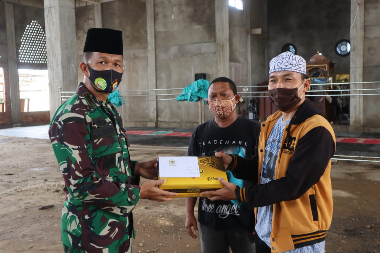 Kunjungi Mesjid dan Panti Asuhan, Dandim 0314/Inhil Berbagi Tali Asih kepada Pengurus