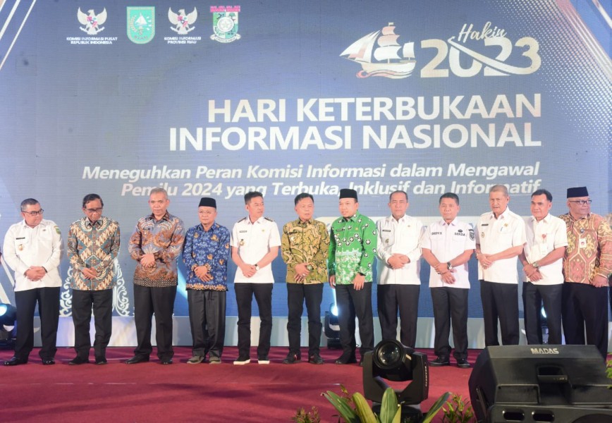 Hadiri HAKIN 2023, Wabup Inhil Tanda Tangani Komitmen Keterbukaan Informasi Publik Se-Riau.