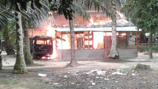 Rumah Oknum Guru Ngaji di Pelalawan Dibakar Massa