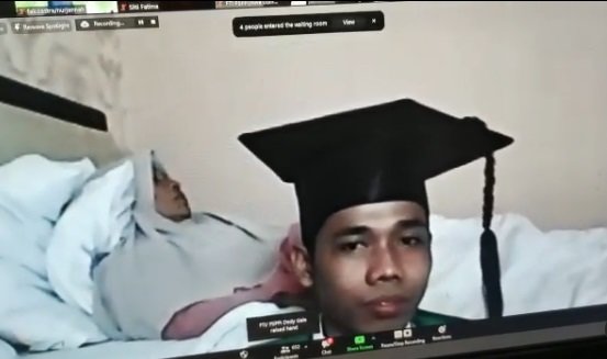 Mahasiswa Bernama Musawir Ini Ikuti Wisuda Online Sambil Jaga Ibunya di Rumah Sakit