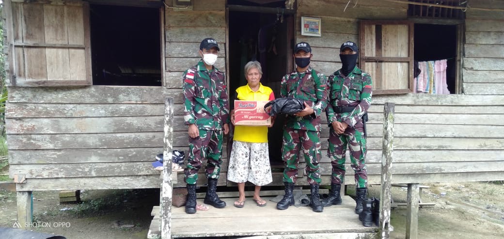 Berbagi Dengan Sesama, Satgas Pamtas Yonif 642 Berikan Bantuan Sembako Kepada Warga