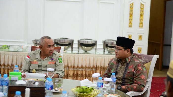 Gubernur Riau Arsyadjuliandi Rachman Serahkan Hadiah Juara II Tahfizul Quran 