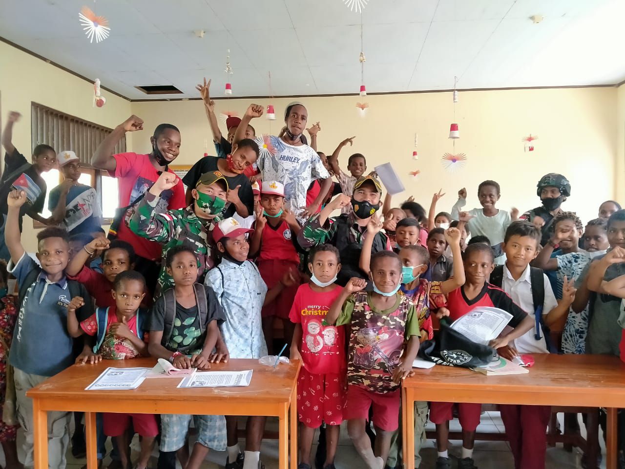 Satgas Pamtas Yonif 131/Braja Sakti Hibur Anak-Anak Papua Dengan Atraksi Sulap